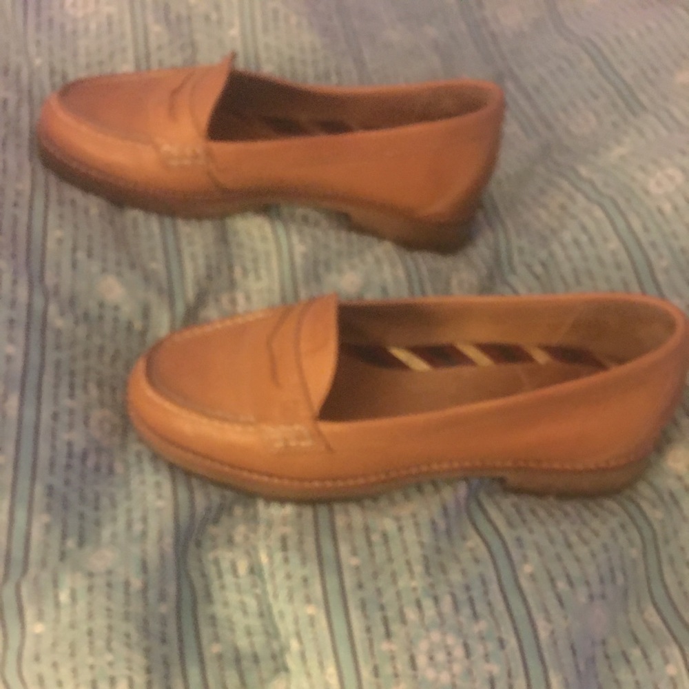 - Practically NEW Women’s Sperry loafers -size 6 1/2. Authentic Leather.